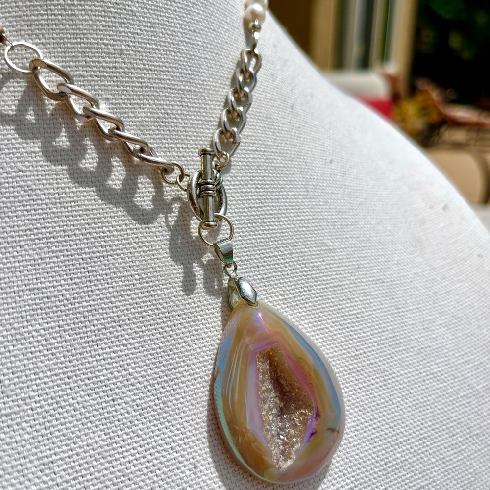 Genuine pearl and silver tone chain necklace with light pink geode pendant - Picture 3 of 6